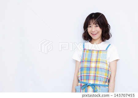 一個圍裙的女人 143707455