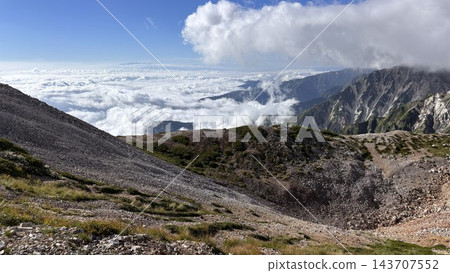 被雲海環繞的白色岩脊:北阿爾卑斯山 被雲海環繞的白色岩脊:北阿爾卑斯山 143707552