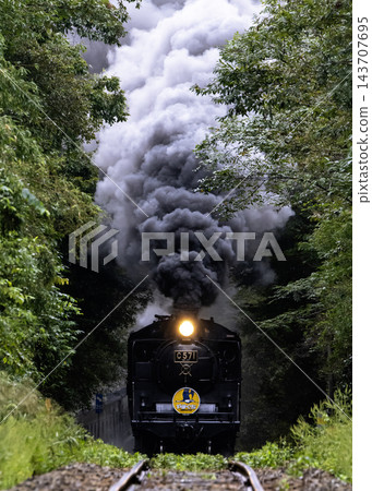 一輛蒸汽機車正在爬山。 143707695