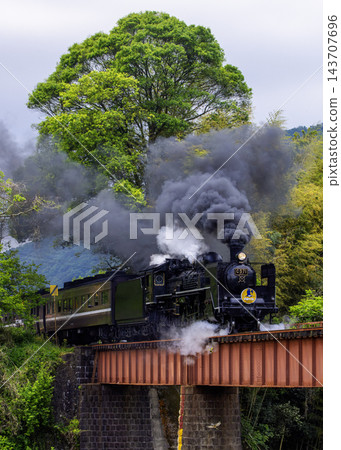一輛蒸氣機車駛離,濃煙滾滾。 一輛蒸氣機車駛離,濃煙滾滾。 143707696