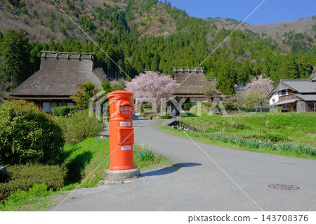 美山茅屋村莊的春日景色，遠處可見一個郵筒。 143708376