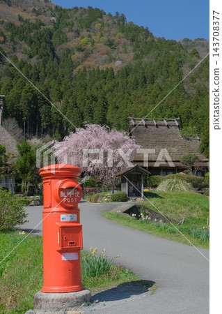 美山茅屋村莊的春日景色，遠處可見一個郵筒。 143708377