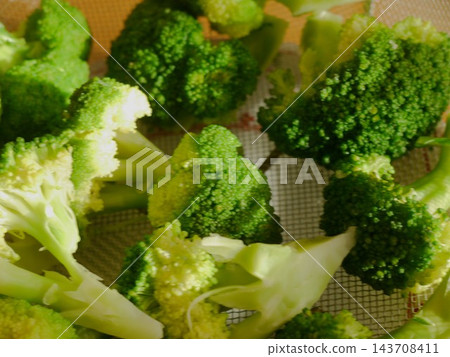 新鮮採摘、新鮮煮熟、色澤鮮亮的綠色西蘭花。 新鮮採摘、新鮮煮熟、色澤鮮亮的綠色西蘭花。 143708411