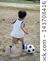 孩子在公園踢足球 143708416
