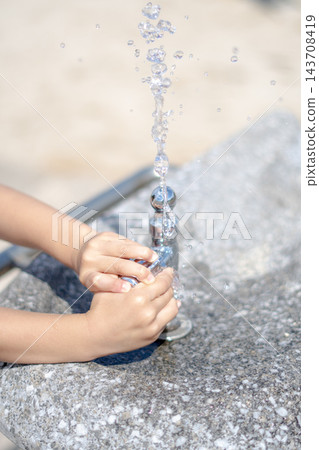 孩子的手在水龍頭下開水 孩子的手在水龍頭下開水 143708419