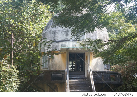 國家天文台大赤道望遠鏡室的圓頂矗立在一片茂密的樹林中。 143708473