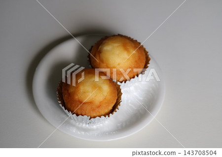 蓬鬆的紙杯蛋糕 143708504
