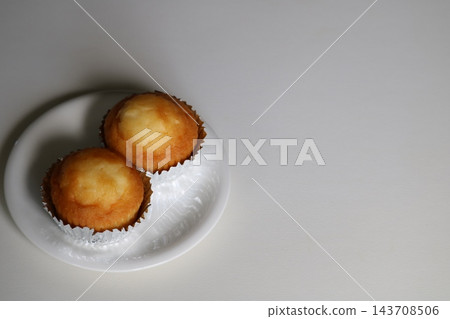 蓬鬆的紙杯蛋糕 蓬鬆的紙杯蛋糕 143708506