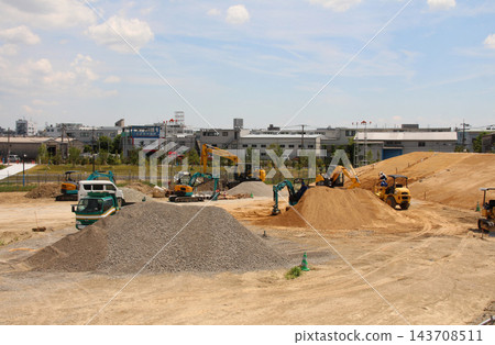 建築工地上的挖土機和自卸卡車 建築工地上的挖土機和自卸卡車 143708511