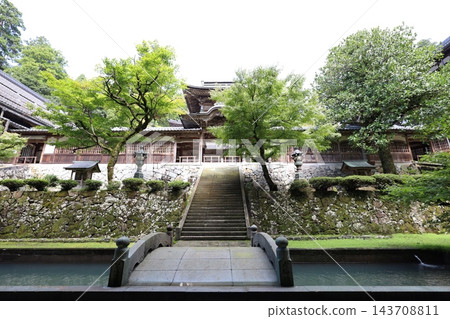 從曹洞宗總本山永平寺的中雀門望去，可以看到佛殿。 143708811