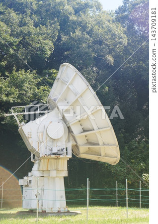 國家天文台的白色拋物面天線在藍天綠樹的襯托下格外醒目。 國家天文台的白色拋物面天線在藍天綠樹的襯托下格外醒目。 143709181
