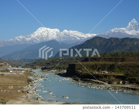 Machhapuchhre 和來自博卡拉的河流 Machhapuchhre 和來自博卡拉的河流 143709511