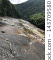 清澈的溪流從岩石峭壁和山谷中流淌而下，四周環繞著鬱鬱蔥蔥的青山，構成了一幅美麗的畫卷。 143709580