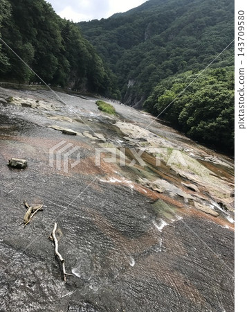 清澈的溪流從岩石峭壁和山谷中流淌而下,四周環繞著鬱鬱蔥蔥的青山,構成了一幅美麗的畫卷。 清澈的溪流從岩石峭壁和山谷中流淌而下,四周環繞著鬱鬱蔥蔥的青山,構成了一幅美麗的畫卷。 143709580