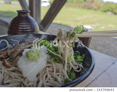 在露台座位區享用手工蕎麥麵，感受自然微風。 143709643
