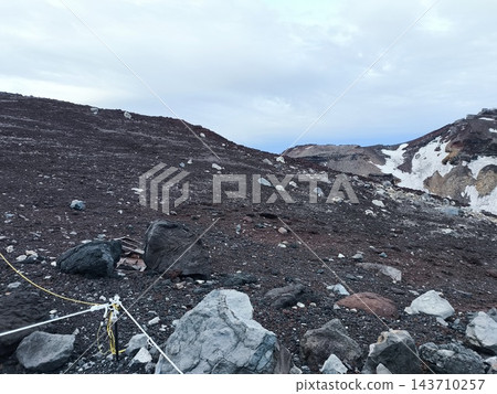 攀登富士山途中會遇到岩石區和火山地形。 攀登富士山途中會遇到岩石區和火山地形。 143710257