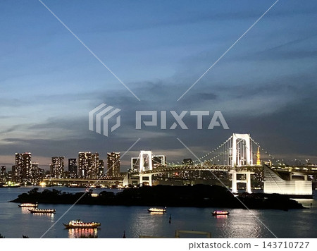東京灣的夜景，彩虹橋燈火輝煌，還有一艘觀光船。 143710727