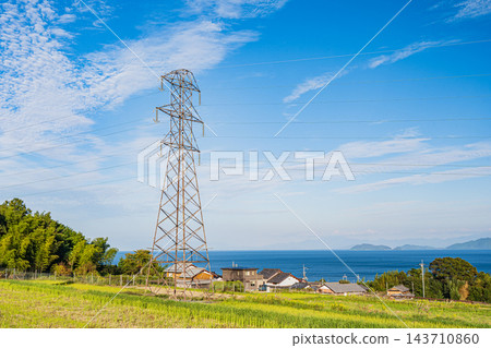 滋賀縣大津市福谷，一座鋼塔矗立在層層疊疊的梯田之中。 143710860