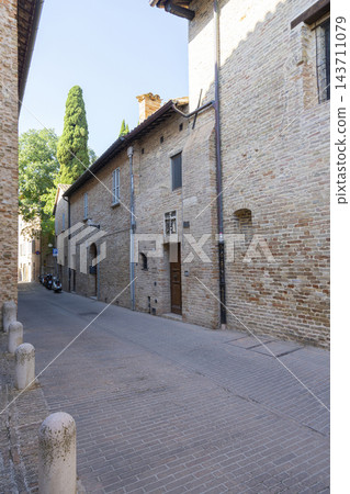 A narrow cobblestone alleyway in Urbino, Italy 143711079