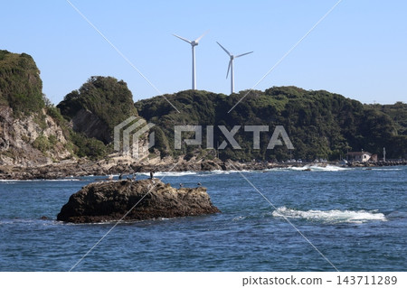 從海面上可以看到風力渦輪機 從海面上可以看到風力渦輪機 143711289