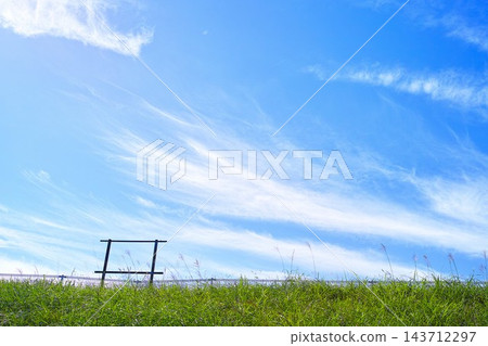 藍色的天空和雲圖像 藍色的天空和雲圖像 143712297