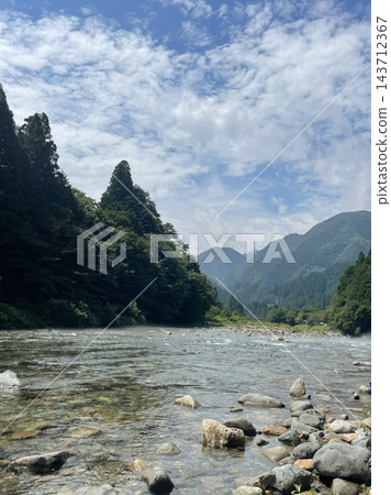 一幅擁有變幻莫測的雲彩的風景 一幅擁有變幻莫測的雲彩的風景 143712367