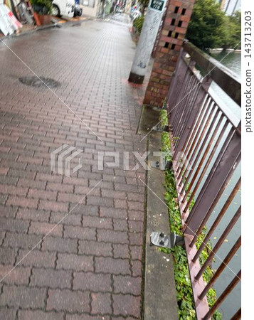 下雨天，我快步走過濕漉漉的街道。 143713203