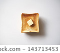 白色背景上的烤麵包片，塗上奶油。 143713453