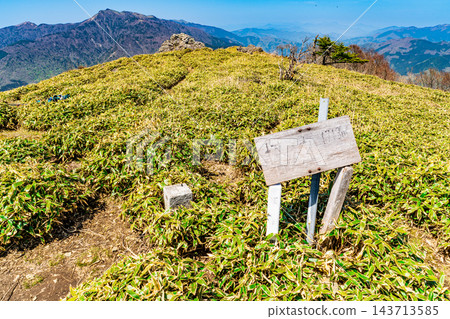 【鶴木山準國家公園】初夏時節,戶丸峰和美雲山的山頂景色(1)德島縣三好市 【鶴木山準國家公園】初夏時節,戶丸峰和美雲山的山頂景色(1)德島縣三好市 143713585