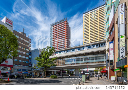 日本東京日暮里站:從空中俯瞰車站廣場,可以看到東出口環島和藍天下成片的高層公寓大樓。 日本東京日暮里站:從空中俯瞰車站廣場,可以看到東出口環島和藍天下成片的高層公寓大樓。 143714152