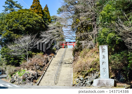 通往岸島神社入口處的長階梯。 通往岸島神社入口處的長階梯。 143714386