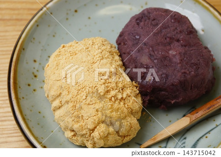 黃豆粉萩糕（黃豆粉年糕）和豉豆餅（甜豆沙年糕） 143715042
