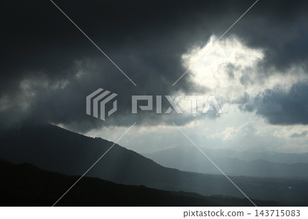 雨後,猿飛日斬高原迎來了一個美麗的早晨。 雨後,猿飛日斬高原迎來了一個美麗的早晨。 143715083