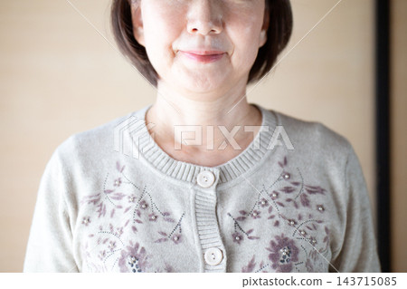 微笑的中老年婦女 微笑的中老年婦女 143715085