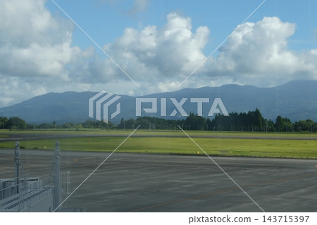 鹿兒島機場和壯麗的山景 鹿兒島機場和壯麗的山景 143715397