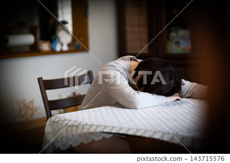 中老年婦女在家中客廳感到煩惱 143715576