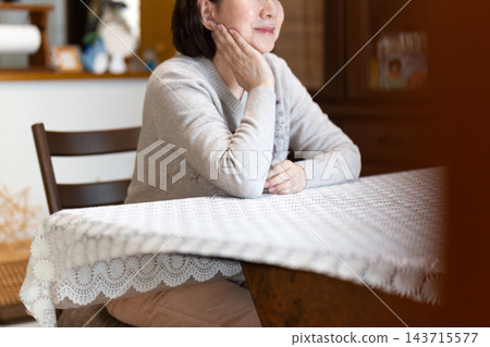 中老年婦女在客廳聊天。 中老年婦女在客廳聊天。 143715577