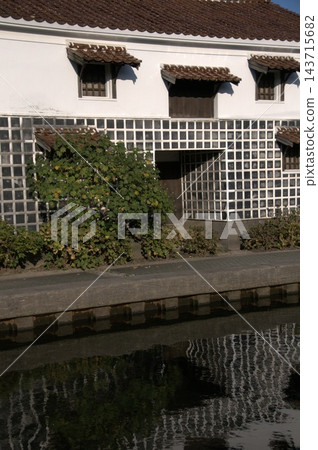 護城河中倒映著建築物 護城河中倒映著建築物 143715682