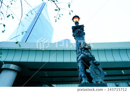 以首都高速公路為背景，雄偉的獅子雕像傲然屹立於日本橋，在美麗的橙色燈光映襯下熠熠生輝。 143715712