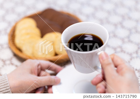 喝熱咖啡的女人 喝熱咖啡的女人 143715790