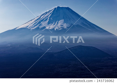 從三峰山望去，富士山籠罩在薄霧之中。 143716062