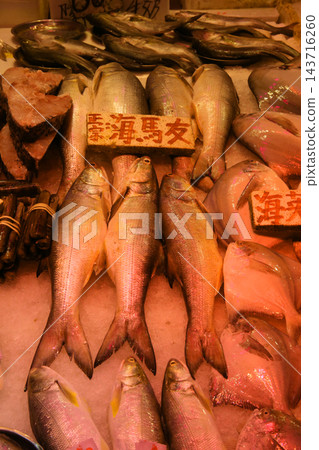 魚在香港島北角的一個市場上出售。日本有很多魚不熟悉 魚在香港島北角的一個市場上出售。日本有很多魚不熟悉 143716260