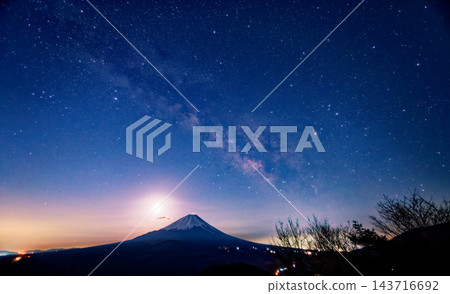 從精進湖全景觀景台上可以看到銀河和新月從富士山上升起。 從精進湖全景觀景台上可以看到銀河和新月從富士山上升起。 143716692