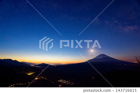 從精進湖全景台上看到的富士山和山脈的黎明景色。 143716815