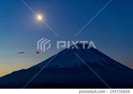 從精進湖全景台上看到的富士山和黎明時的月亮。 從精進湖全景台上看到的富士山和黎明時的月亮。 143716826