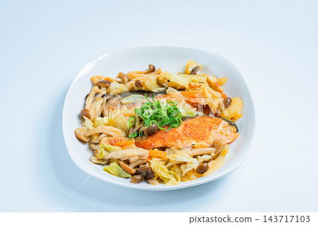 鮭魚蔬菜炒飯；味噌蘑菇高麗菜炒飯。 143717103