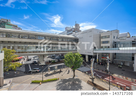 東京日暮里站：在湛藍的天空下，車站東口廣場和日暮裡舍人號列車的架空軌道盡收眼底。 143717108