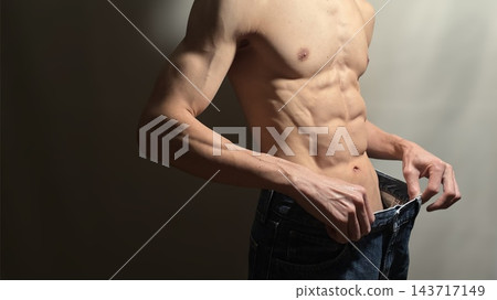一位擁有六塊肌和健美體格（上半身）的日本男子 143717149