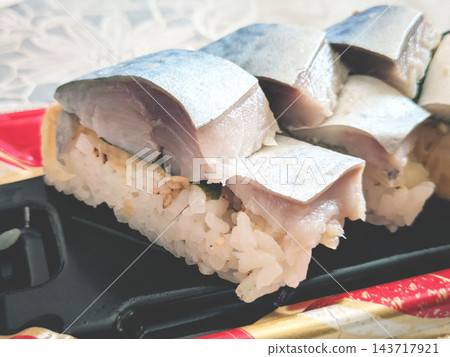 肥美厚實的鯖魚壓製壽司(battera)-一種日本料理食材 肥美厚實的鯖魚壓製壽司(battera)-一種日本料理食材 143717921