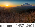 從精進湖全景平台看到的日出和富士山 143718901